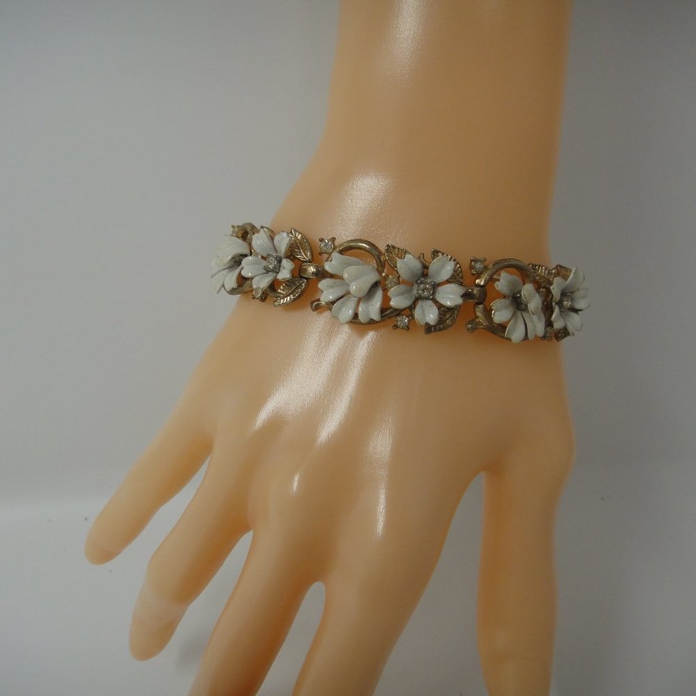 Vintage Crown Trifari Fleurette White Enamel Flower Rhinestone Bracelet GoldTone